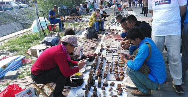 瓷瓶|男子逛地摊花5块钱买个瓷瓶，拿给专家鉴定，专家：你麻烦大了！