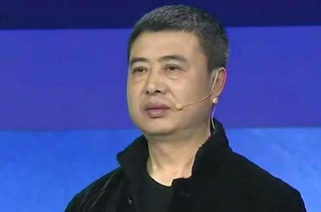 瓷瓶|男子逛地摊花5块钱买个瓷瓶，拿给专家鉴定，专家：你麻烦大了！