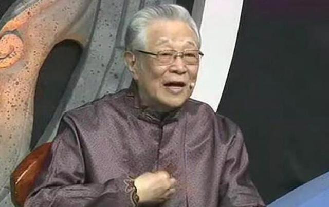 瓷瓶|男子逛地摊花5块钱买个瓷瓶，拿给专家鉴定，专家：你麻烦大了！