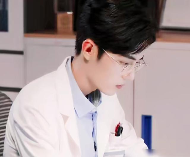 粉丝|令粉丝们牵肠挂肚的肖战，亮相《开小灶》后，喜讯不断