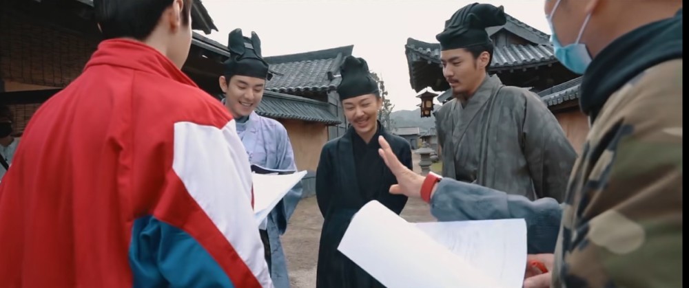 杨紫|《青簪行》杀青，杨紫和吴亦凡片场互动欢乐多，杨紫女扮男装上头