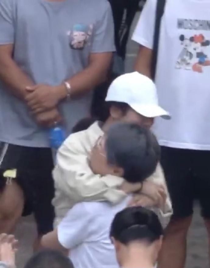 杨紫|《青簪行》杀青，杨紫和吴亦凡片场互动欢乐多，杨紫女扮男装上头