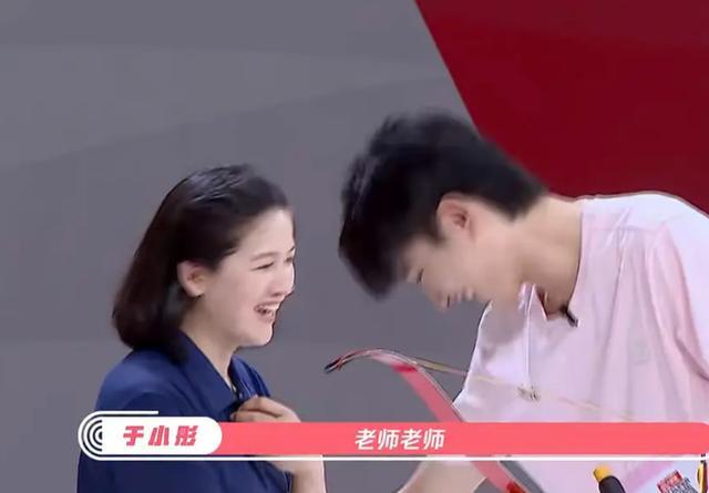 陈小纭|又被疑分手？于小彤被问陈小纭表情尴尬，女方动作不断似有预兆