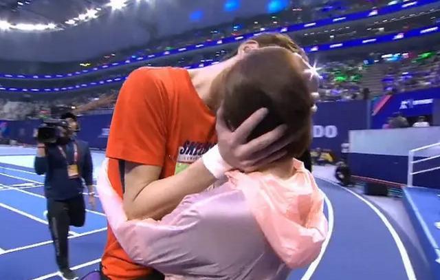 陈小纭|又被疑分手？于小彤被问陈小纭表情尴尬，女方动作不断似有预兆