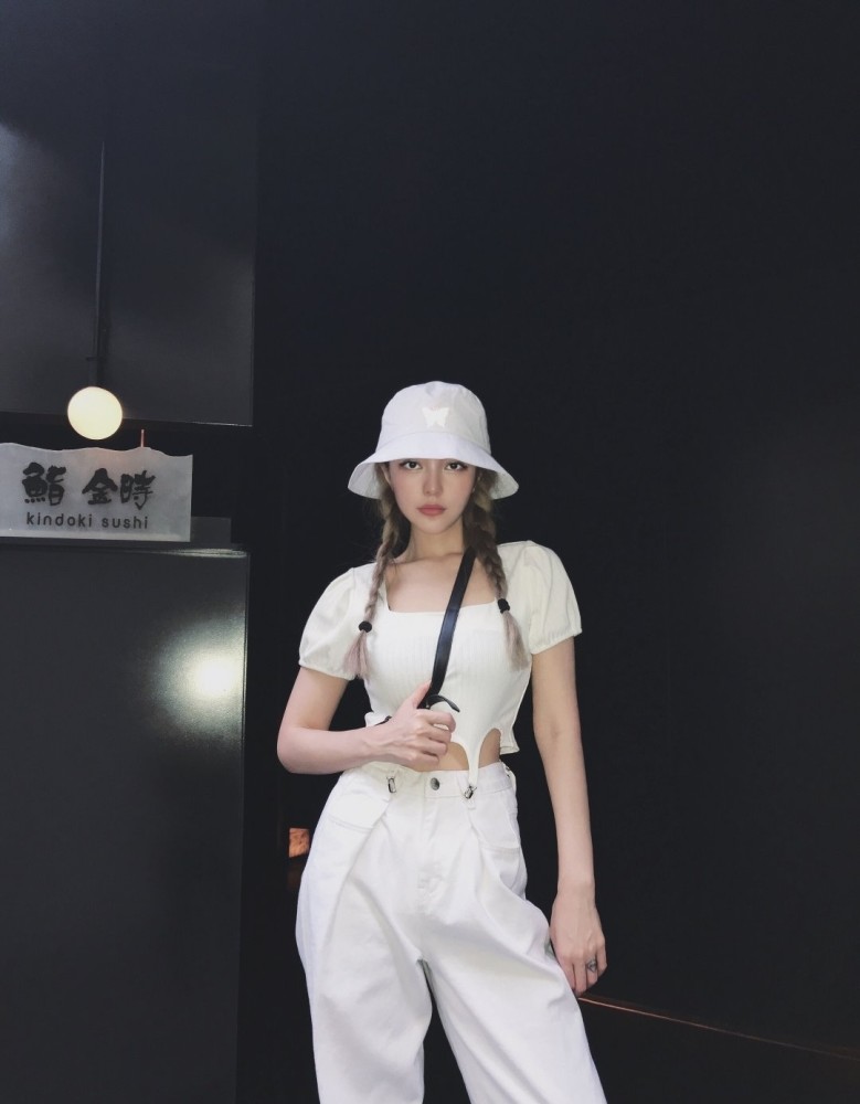 周扬青|周扬青晒与异性亲密合影，被粉丝催着恋爱，回复称自己还不急