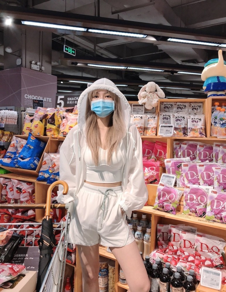 周扬青|周扬青晒与异性亲密合影，被粉丝催着恋爱，回复称自己还不急