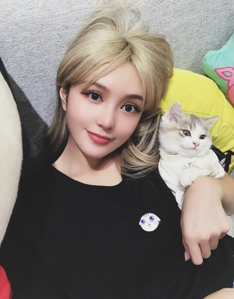 周扬青|周扬青晒与异性亲密合影，被粉丝催着恋爱，回复称自己还不急