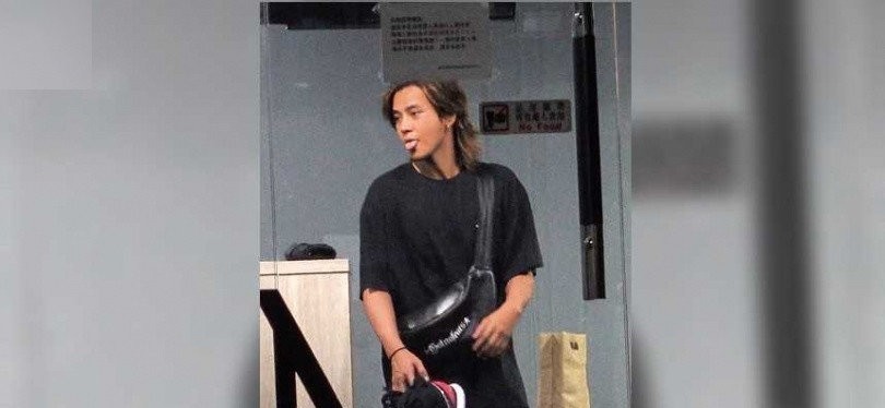 周扬青|周扬青晒与异性亲密合影，被粉丝催着恋爱，回复称自己还不急