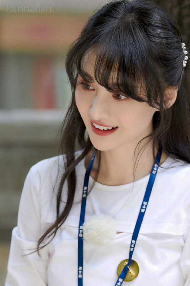 郑爽模仿iu造型美出圈,紧身上衣配玫瑰花裤,不愧是初恋脸鼻祖