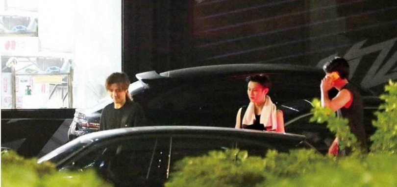 周扬青|周扬青晒与异性亲密合影，被粉丝催着恋爱，回复称自己还不急