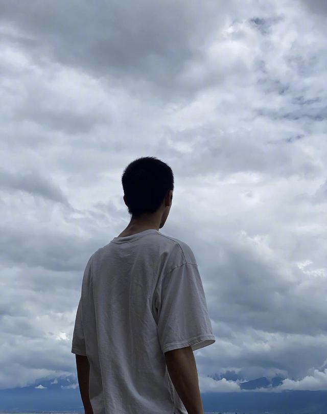 宋威龙|寸头惊艳众人的男明星们，宋威龙李现有男友感，吴亦凡杨洋太精致