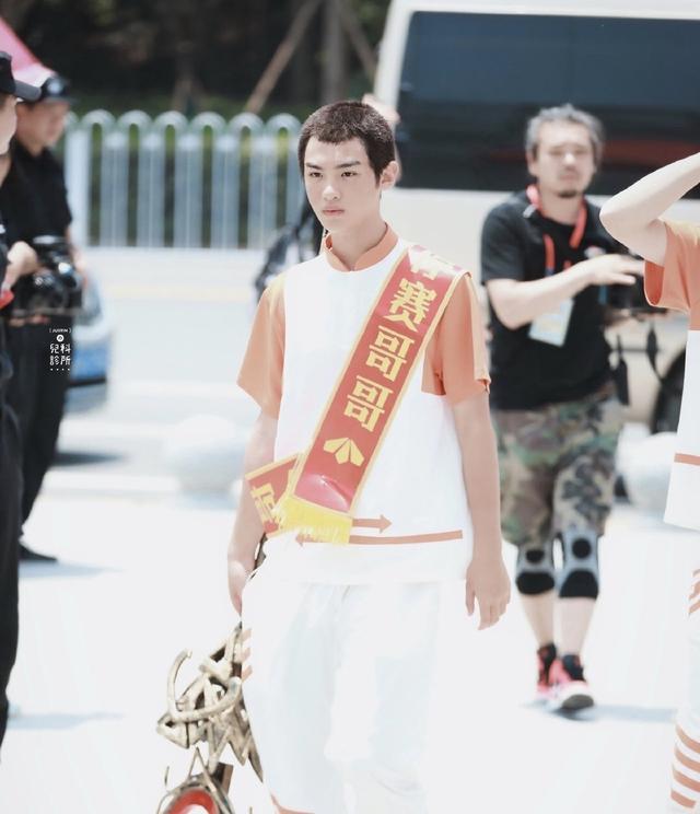宋威龙|寸头惊艳众人的男明星们，宋威龙李现有男友感，吴亦凡杨洋太精致