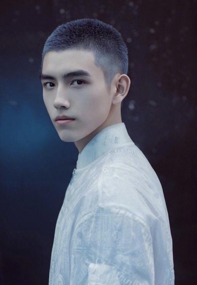 不愧是陈红的儿子,完美遗传了妈妈的高颜值,寸头看起来很精神,就是