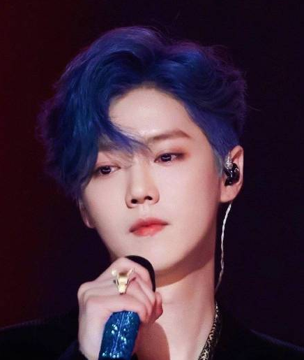 鹿晗|有种惊艳叫“男星染发”，鹿晗蓝发好撩，看到银发肖战：有点绝！