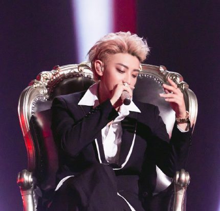 鹿晗|有种惊艳叫“男星染发”，鹿晗蓝发好撩，看到银发肖战：有点绝！