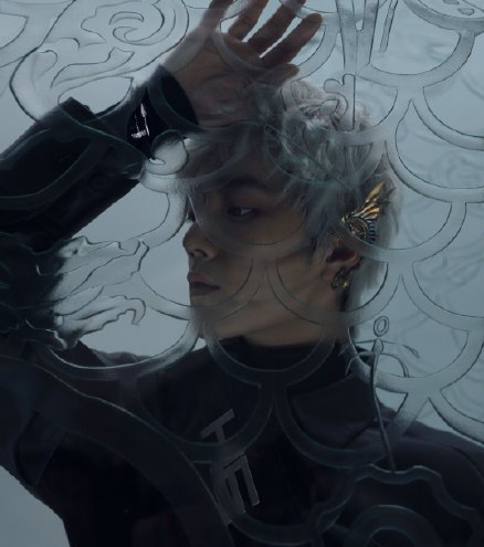 鹿晗|有种惊艳叫“男星染发”，鹿晗蓝发好撩，看到银发肖战：有点绝！