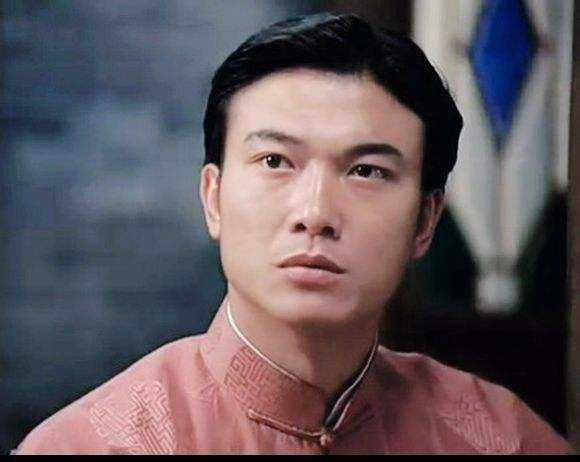 洪金宝|洪金宝提携的两个亲兄弟：弟弟钱嘉乐事业有成，钱小豪一手好牌打的稀烂