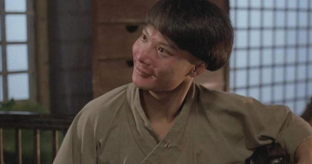 洪金宝|洪金宝提携的两个亲兄弟：弟弟钱嘉乐事业有成，钱小豪一手好牌打的稀烂