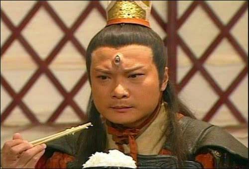 洪金宝|洪金宝提携的两个亲兄弟：弟弟钱嘉乐事业有成，钱小豪一手好牌打的稀烂