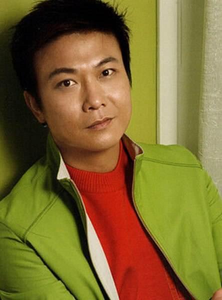 洪金宝|洪金宝提携的两个亲兄弟：弟弟钱嘉乐事业有成，钱小豪一手好牌打的稀烂