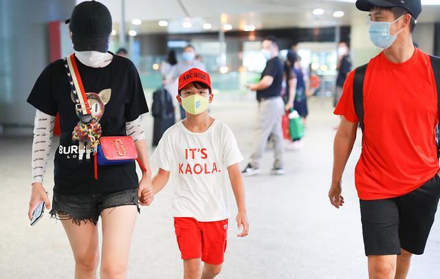 田亮|田亮叶一茜戴情侣帽出游，小亮仔占据C位，8岁的他长这么高了？