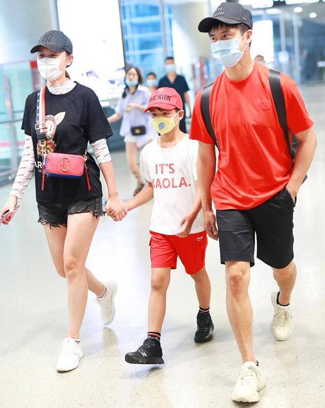 田亮|田亮叶一茜戴情侣帽出游，小亮仔占据C位，8岁的他长这么高了？