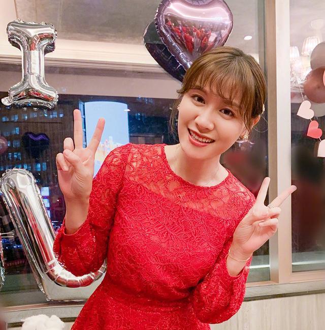 田亮|田亮叶一茜戴情侣帽出游，小亮仔占据C位，8岁的他长这么高了？