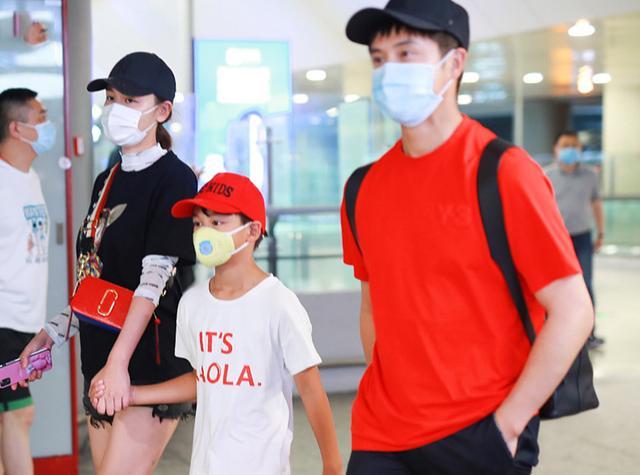 田亮|田亮叶一茜戴情侣帽出游，小亮仔占据C位，8岁的他长这么高了？