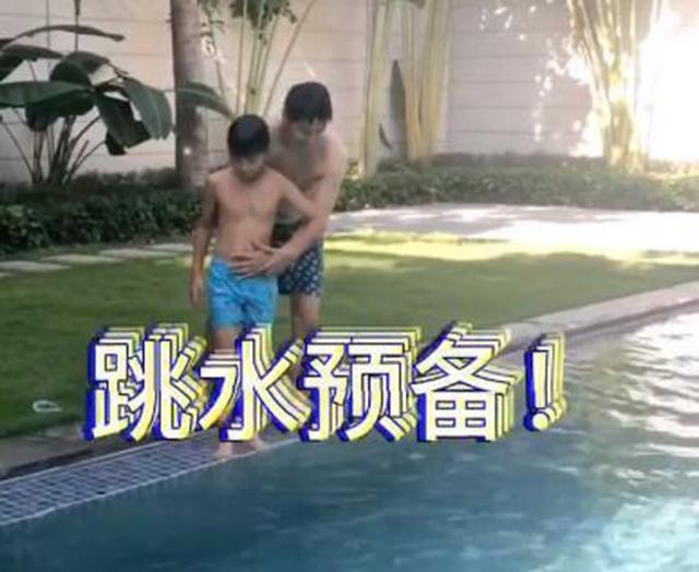 田亮|田亮叶一茜戴情侣帽出游，小亮仔占据C位，8岁的他长这么高了？