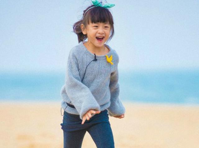 田亮|田亮叶一茜戴情侣帽出游，小亮仔占据C位，8岁的他长这么高了？