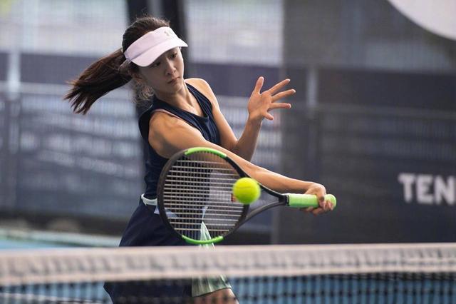 田亮|田亮叶一茜戴情侣帽出游，小亮仔占据C位，8岁的他长这么高了？