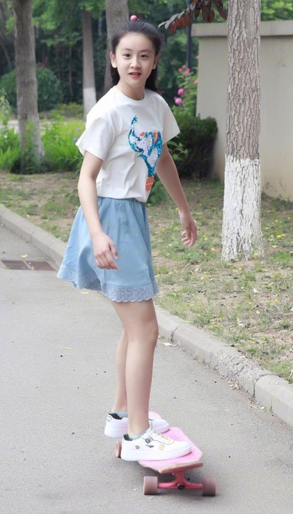 田亮|田亮叶一茜戴情侣帽出游，小亮仔占据C位，8岁的他长这么高了？