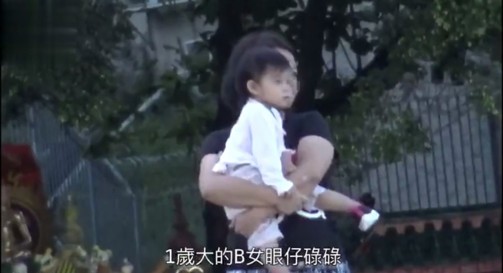 霍启刚|霍启刚郭晶晶入住1.5亿带花园泳池独立屋，两个女儿露正面更像爸爸