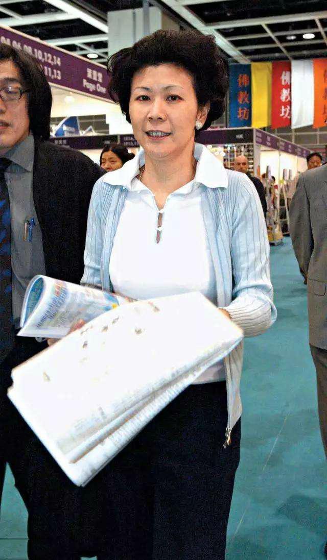 彼时广西很多散装水泥厂想打入香港市场,看到这个需求的周凯旋就卖