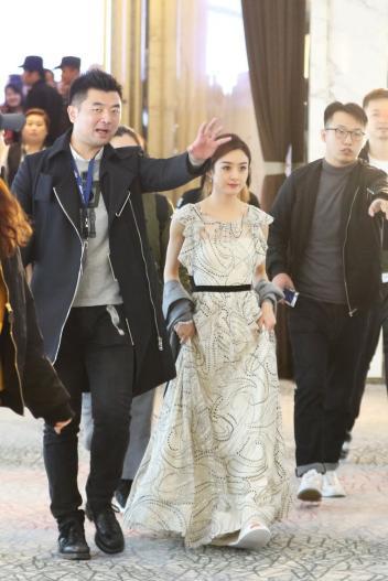 赵丽颖|路人镜头下的赵丽颖真是“进化”了，气质变优雅，好像画中仙