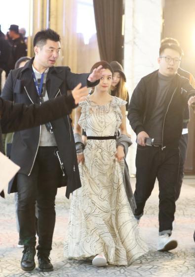 赵丽颖|路人镜头下的赵丽颖真是“进化”了，气质变优雅，好像画中仙