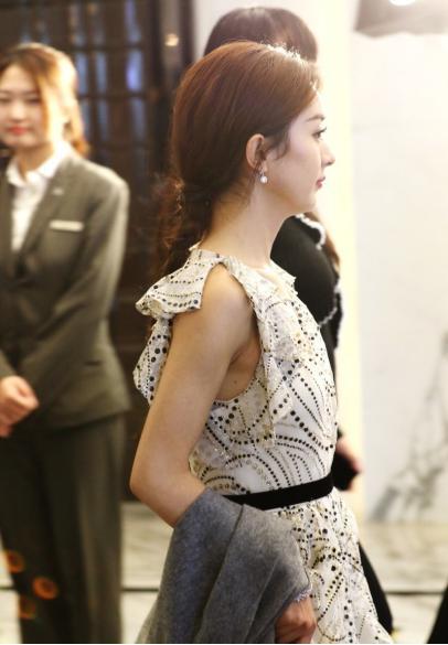 赵丽颖|路人镜头下的赵丽颖真是“进化”了，气质变优雅，好像画中仙