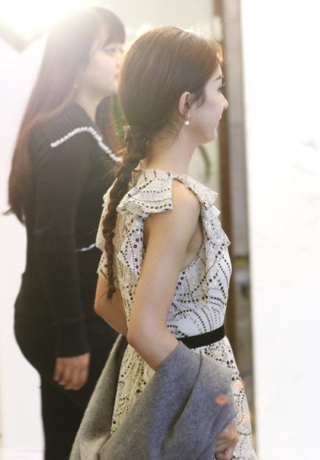 赵丽颖|路人镜头下的赵丽颖真是“进化”了，气质变优雅，好像画中仙