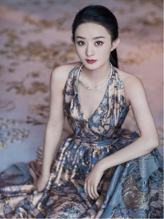 赵丽颖|路人镜头下的赵丽颖真是“进化”了，气质变优雅，好像画中仙