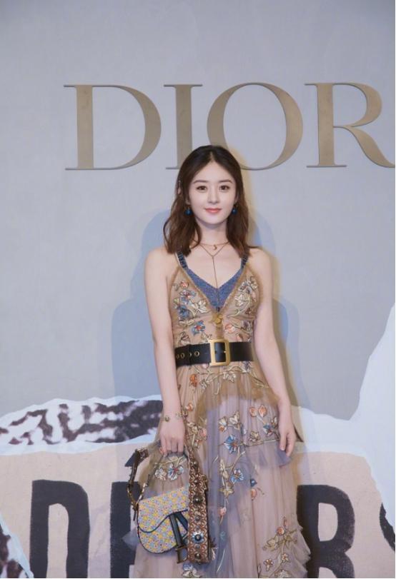 赵丽颖|路人镜头下的赵丽颖真是“进化”了，气质变优雅，好像画中仙