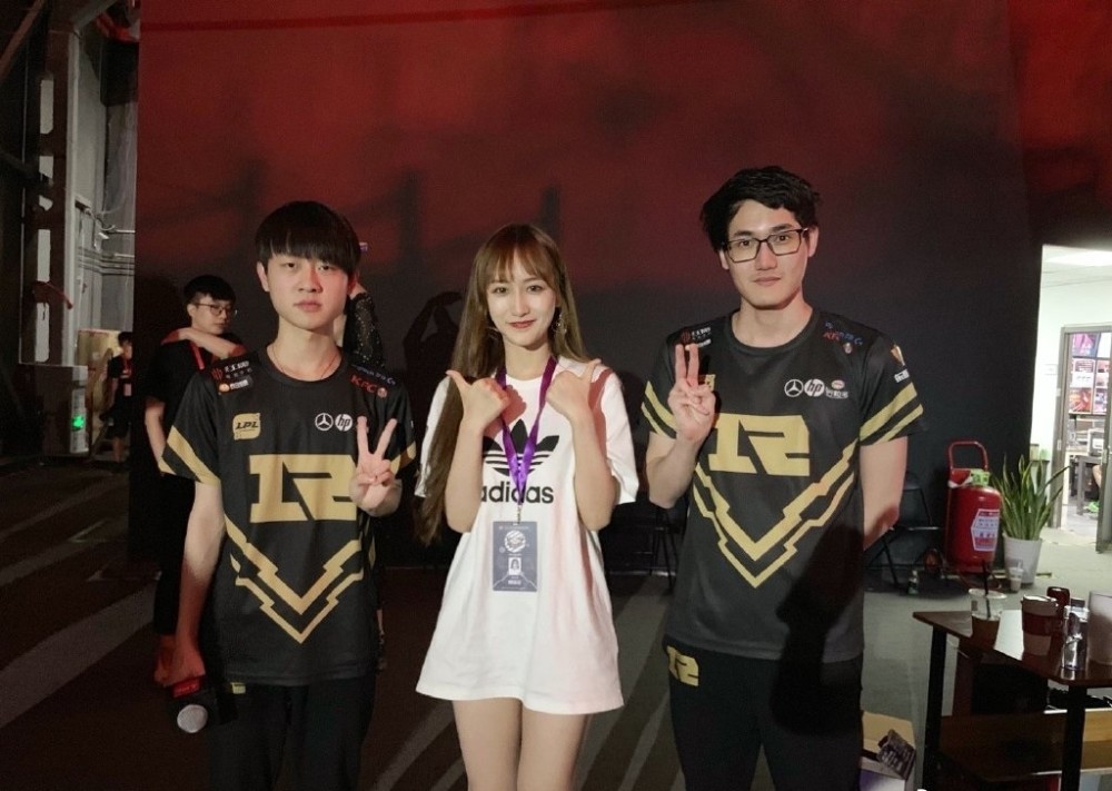RNG合同是怎么回事？王萌合同被卡是什么原因？