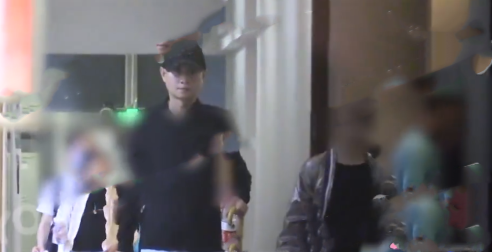 马伊琍|马伊琍曝恋情绯闻，文章如常接大女儿去练舞，回家路上抽烟显寂寞