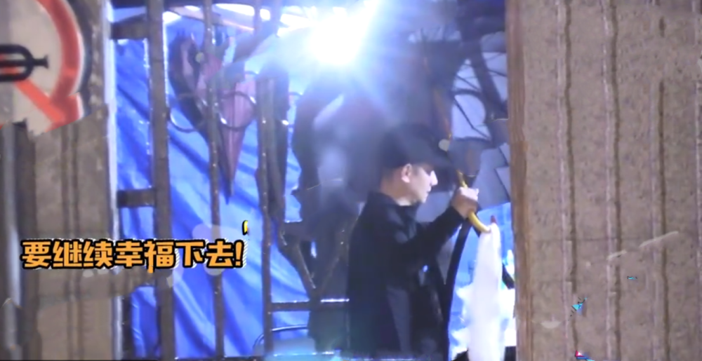 马伊琍|马伊琍曝恋情绯闻，文章如常接大女儿去练舞，回家路上抽烟显寂寞