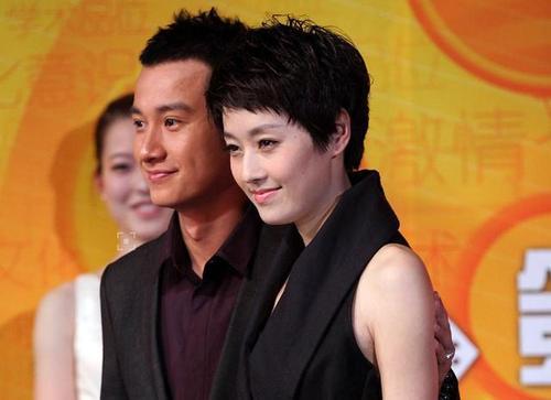 马伊琍|马伊琍曝恋情绯闻，文章如常接大女儿去练舞，回家路上抽烟显寂寞