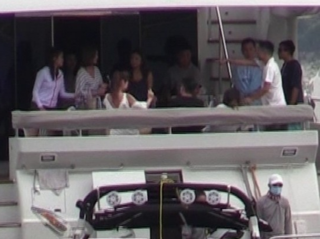 tvb小生|港姐冠军错失赌王儿子后疑吃回头草 与TVB小生庆生逛街似情侣