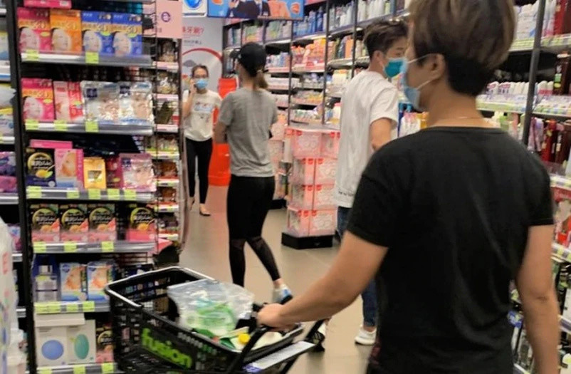 tvb小生|港姐冠军错失赌王儿子后疑吃回头草 与TVB小生庆生逛街似情侣