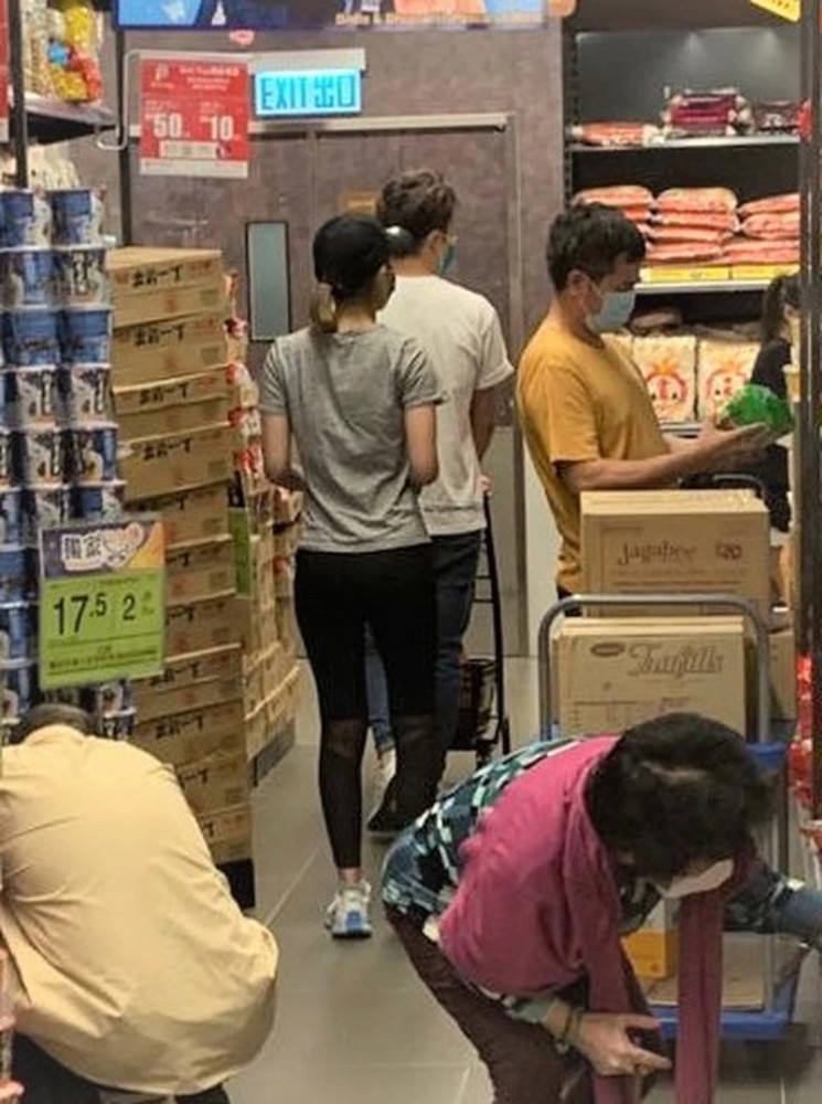 tvb小生|港姐冠军错失赌王儿子后疑吃回头草 与TVB小生庆生逛街似情侣