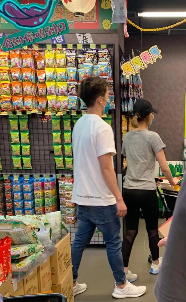 tvb小生|港姐冠军错失赌王儿子后疑吃回头草 与TVB小生庆生逛街似情侣