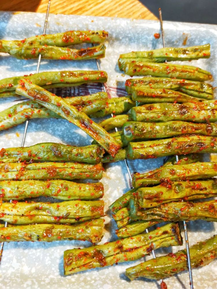 菇1份,鸡胗2串,牛津1份,鲫鱼2串,蜜汁脆螺片1份,烤茄子1份,烤芸豆1份