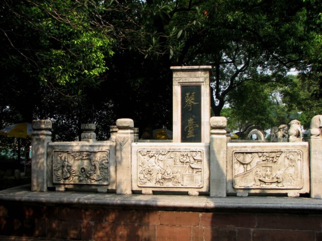 钟子期虽然是个樵夫,但是他却能识其音律,从俞伯牙的琴声当中听出来他